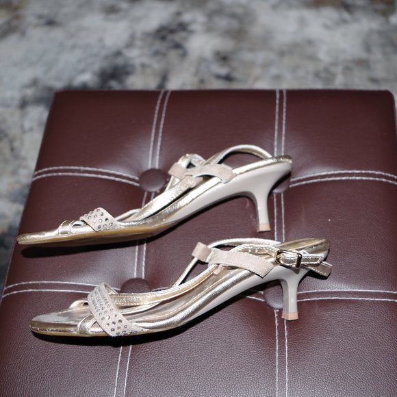 EUC Brown's Size 8 gold sandals - Picture 1 of 2